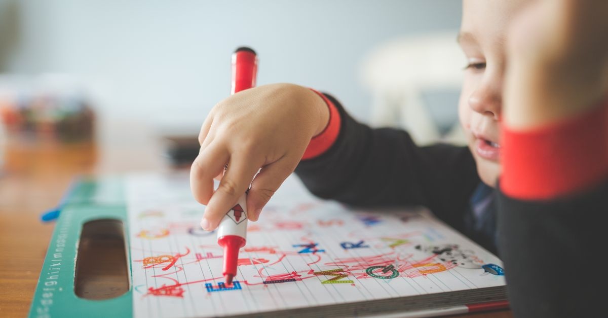 Encourager les premiers pas d’écriture chez l’enfant : idées ludiques pour éveiller le plaisir des mots