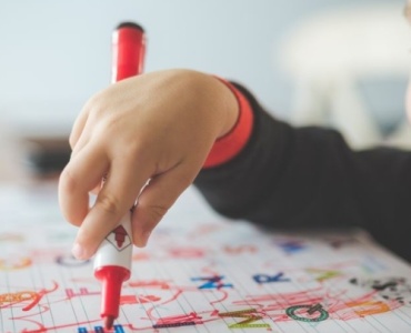 Encourager les premiers pas d’écriture chez l’enfant : idées ludiques pour éveiller le plaisir des mots