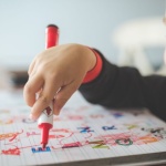 Encourager les premiers pas d’écriture chez l’enfant : idées ludiques pour éveiller le plaisir des mots