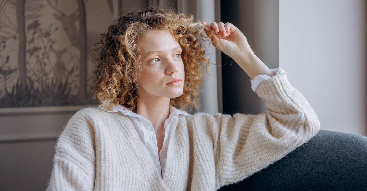 Adieu les frisottis : 10 astuces et soins efficaces pour des cheveux lisses et disciplinés
