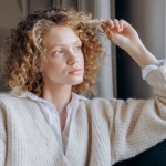 Adieu les frisottis : 10 astuces et soins efficaces pour des cheveux lisses et disciplinés