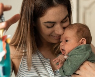 Éveiller bébé en douceur : 10 stimulations simples dès les premiers jours