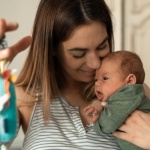 Éveiller bébé en douceur : 10 stimulations simples dès les premiers jours