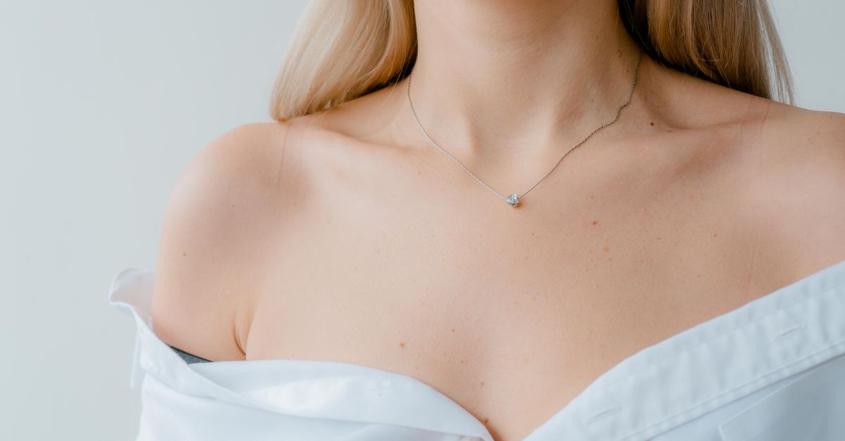 Décolleté en détresse : astuces beauté pour une peau nourrie, douce et lumineuse