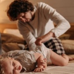 Propreté nocturne : astuces douces et efficaces pour des nuits sereines