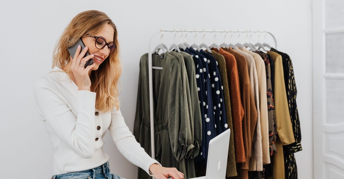 La garde-robe capsule idéale pour le travail : moins de pièces, plus de style au bureau