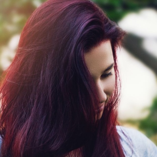 La couleur qui dure : astuces et secrets pour une chevelure éclatante semaine après semaine