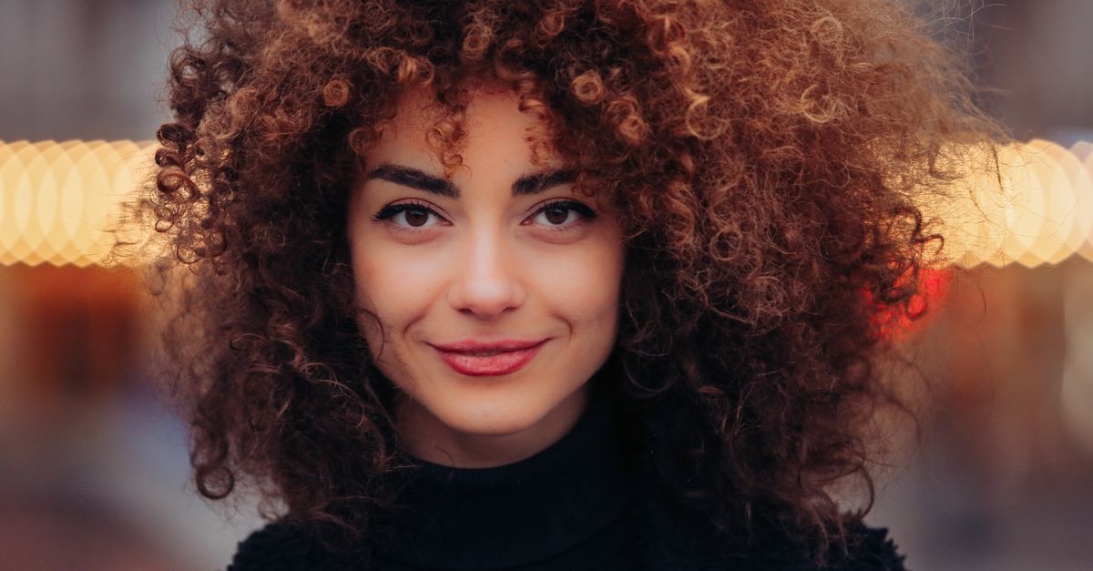 Boucles fines, maxi volume : astuces et soins pour des cheveux pleins de vie