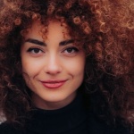 Boucles fines, maxi volume : astuces et soins pour des cheveux pleins de vie