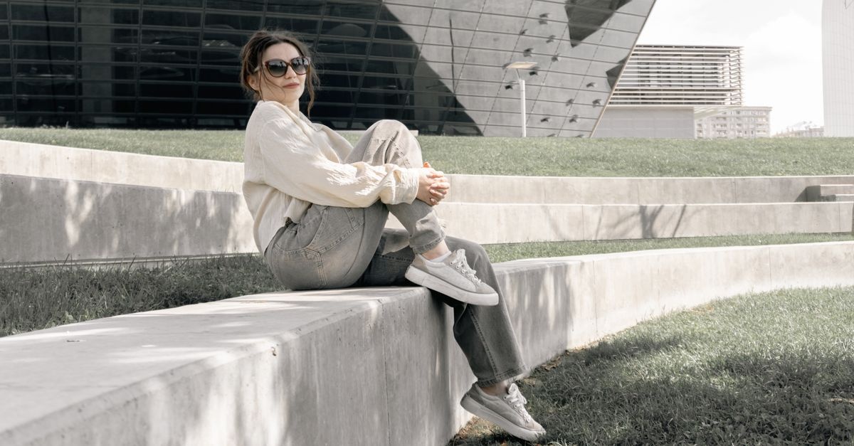Du sweat au style : comment composer une tenue chic sans effort