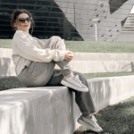 Du sweat au style : comment composer une tenue chic sans effort