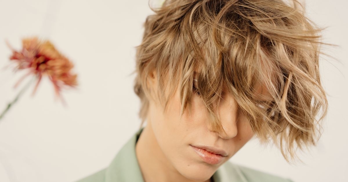Adieu les cheveux électriques : 9 astuces anti-statique pour une chevelure lisse et domptée