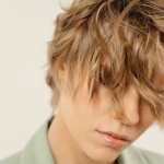 Adieu les cheveux électriques : 9 astuces anti-statique pour une chevelure lisse et domptée