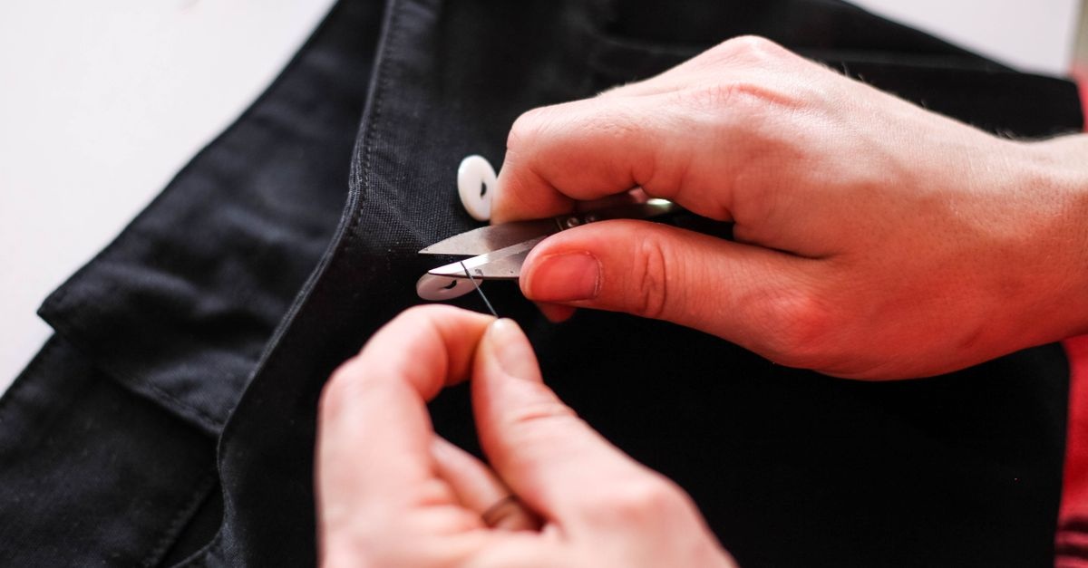 Astuces faciles pour raccourcir votre pantalon chez vous : un ourlet impeccable sans stress