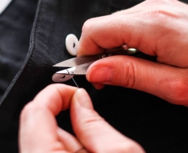 Astuces faciles pour raccourcir votre pantalon chez vous : un ourlet impeccable sans stress