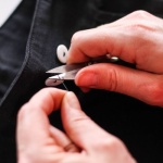 Astuces faciles pour raccourcir votre pantalon chez vous : un ourlet impeccable sans stress