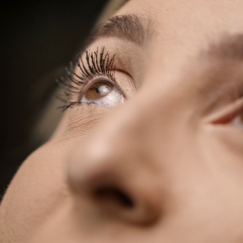 Révélez des cils naturellement plus longs : astuces simples et efficaces au quotidien