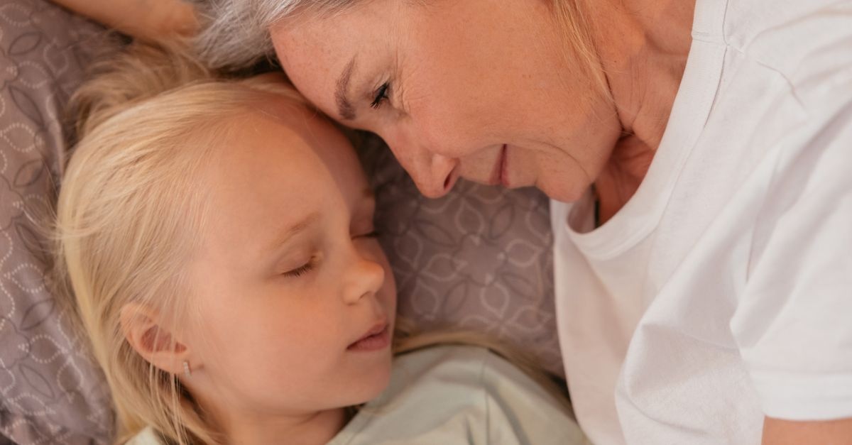 Comment aborder la mort avec les enfants : mots justes, douceur et repères
