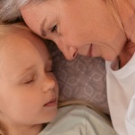 Comment aborder la mort avec les enfants : mots justes, douceur et repères