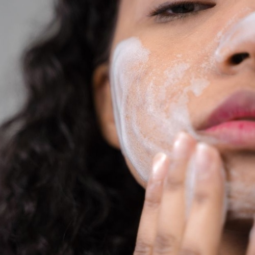 Le zinc, l’allié inattendu pour une peau à imperfections : bienfaits, astuces et routine