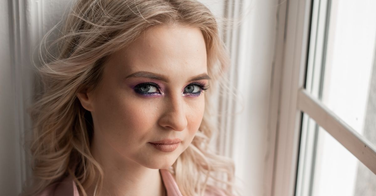 Sublimez vos yeux bleus : astuces de maquillage et teintes qui font la différence