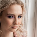 Sublimez vos yeux bleus : astuces de maquillage et teintes qui font la différence