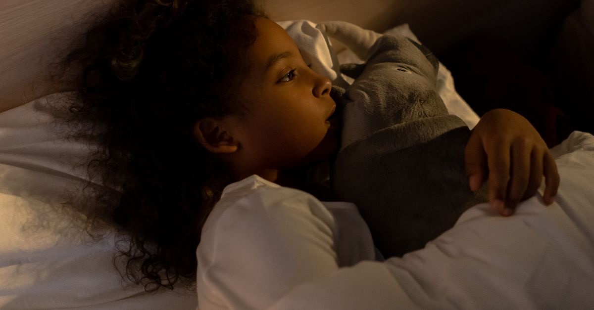 Pourquoi votre enfant se réveille la nuit ? Causes fréquentes et solutions douces pour des nuits paisibles