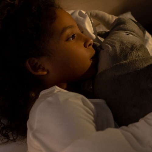 Pourquoi votre enfant se réveille la nuit ? Causes fréquentes et solutions douces pour des nuits paisibles